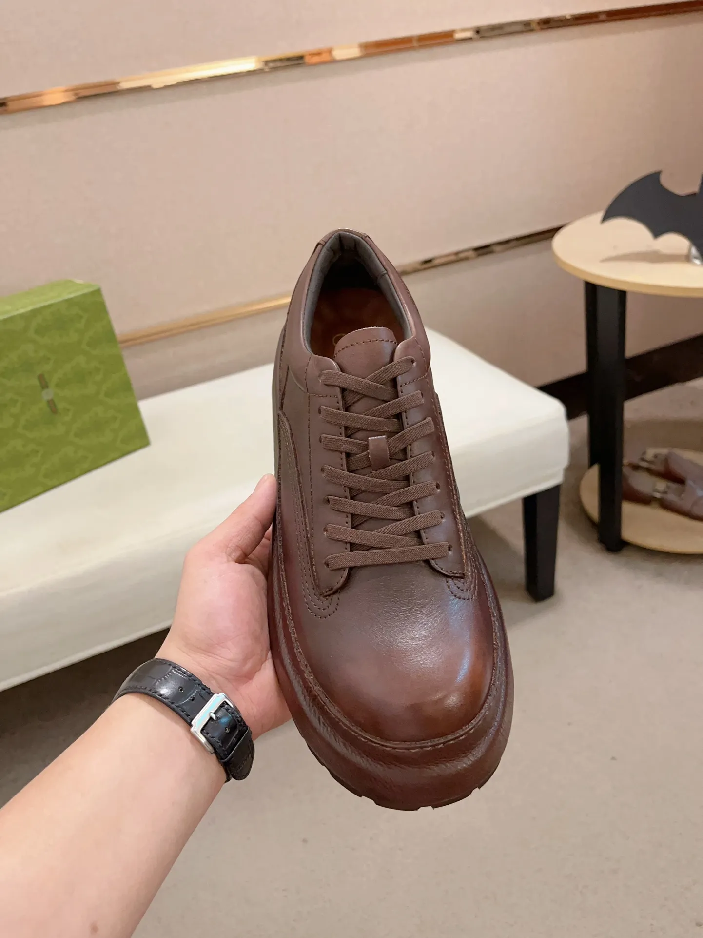 Men's shoes 💰: 680💰 Gucci (Gucci) new men's shoes, sold simultaneously on the official website, made from original orders, uppers made of first-layer cowhide, purely handmade craftsmanship 🌈 High-end first-layer genuine leather lining, original non-slip and wear-resistant outsole, fashionable and versatile, standard size .37-44. Can be customized 45-46
